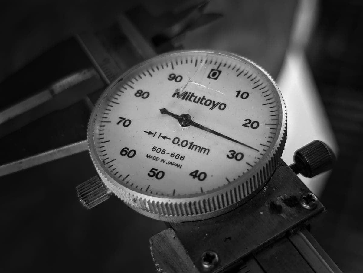 Measuring instruments arranged on a work surface