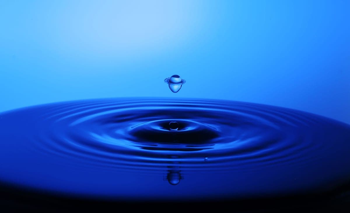 A single droplet breaking a still water surface